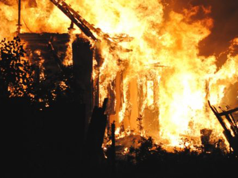 شاب يحرق منزل والده ويحاول الانتحار في الإمارات